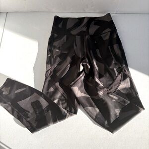 ATHLETA TENACITY BRUSH STROKES 7/8 TIGHT black grey small